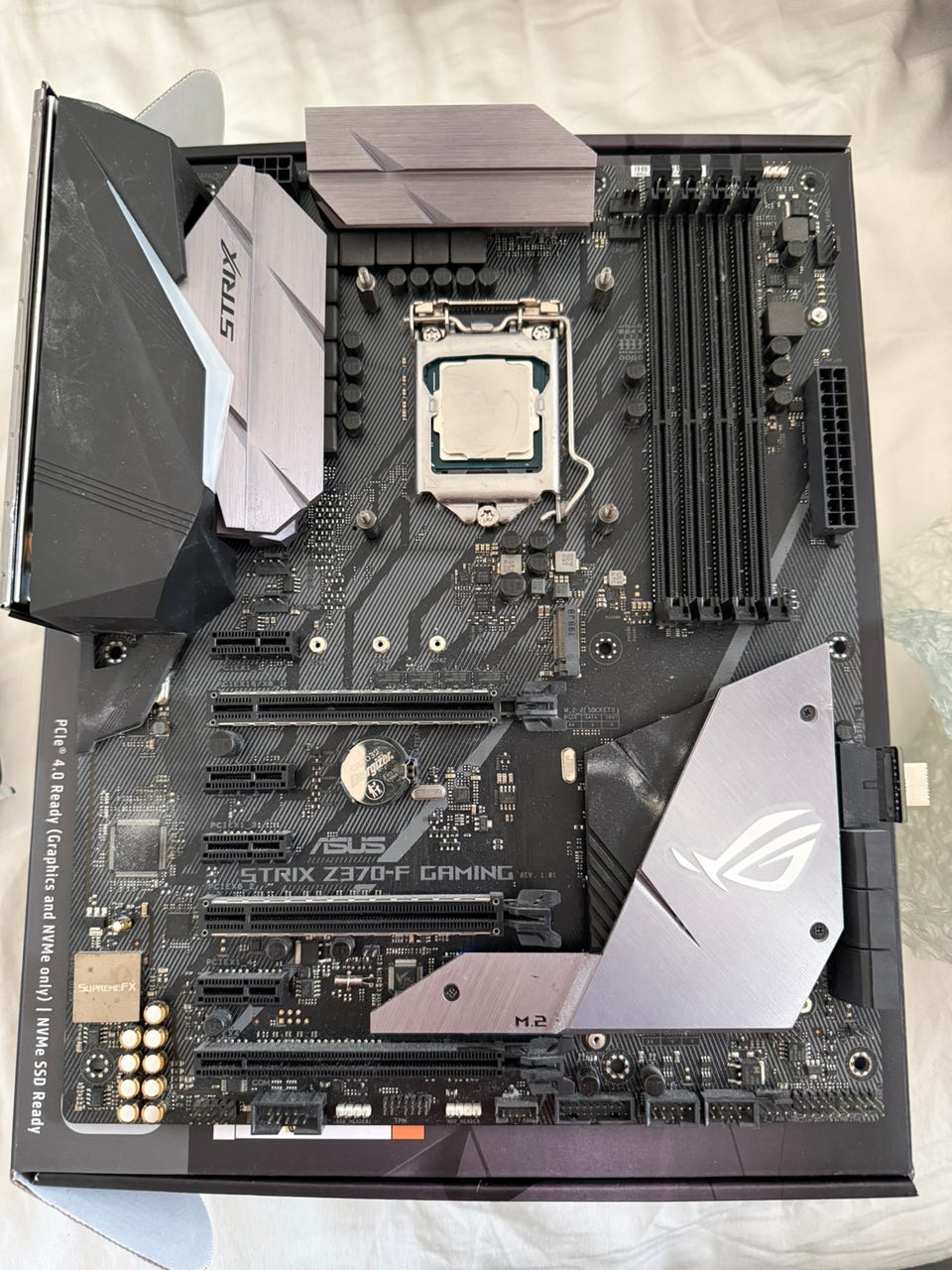 Selger komponentpakke: i7-8700K, Corsair 16GB DDR4 3200MHz, ASUS