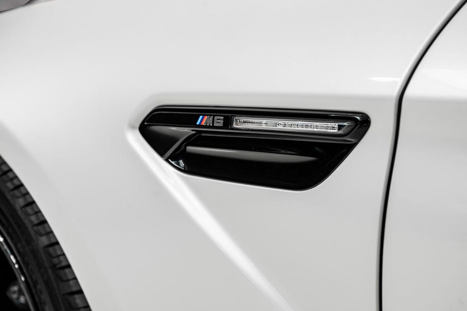 Flere sportslige detaljer rundt om på bilen.
