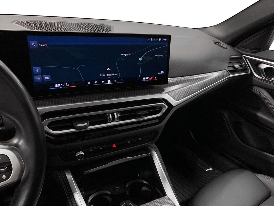Bilen er utstyrt med widescreen-skjerm, med en bråta av funksjoner!