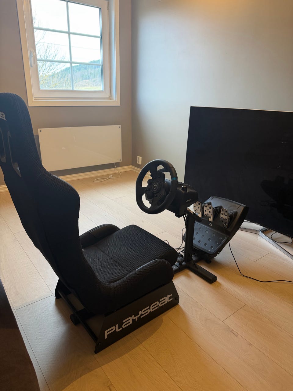 Logitech G923 racingratt, pedaler og Playseat Evolution ActiFit 
