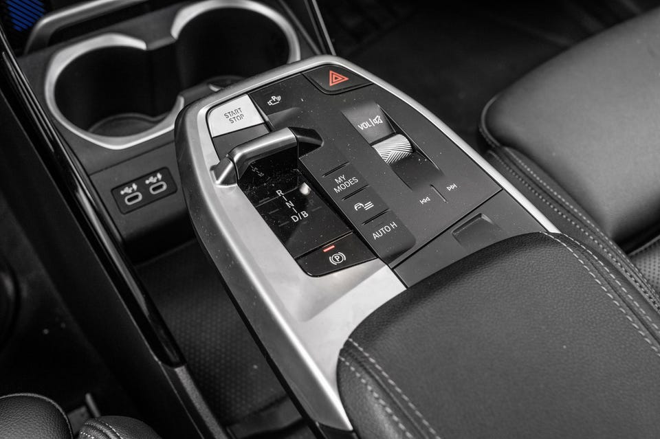 Elektronisk girvelger, My Modes-knapper, elektrisk parkeringsbrems og skinndetaljer