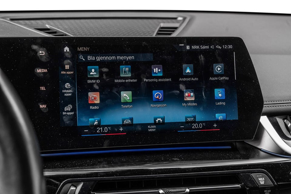 Stor berøringsskjerm med iDrive-infotainment, Apple CarPlay og Android Auto
