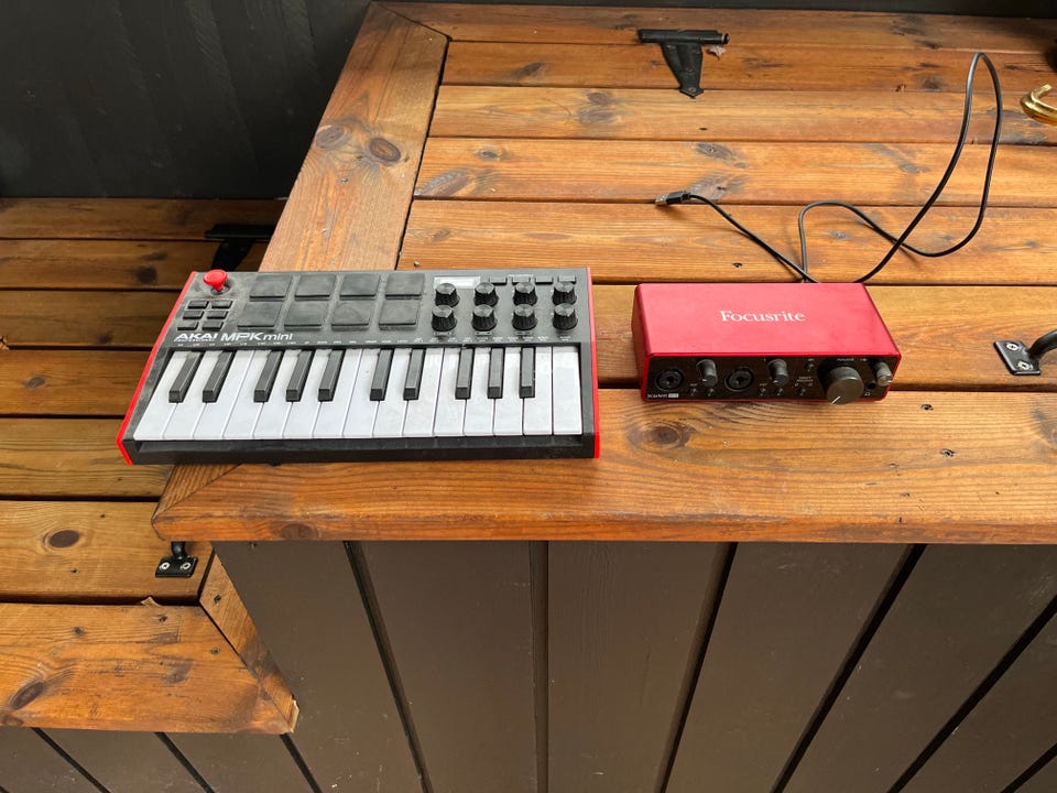 AKAI MPK mini Focusrite セット Akai MPK Mini MIDI-keyboard + Focusrite Scarlett lydkort | FINN-torget