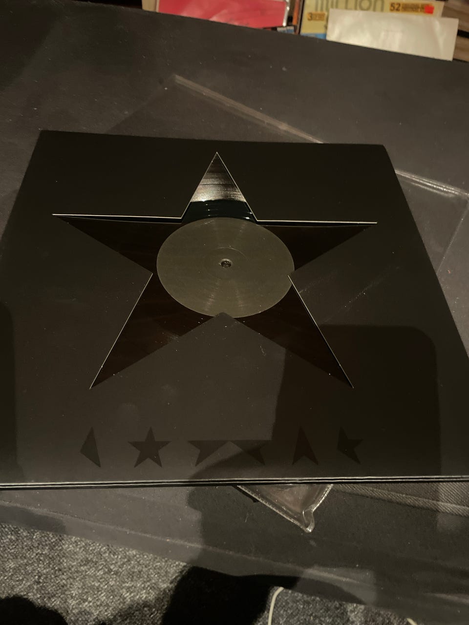 David Bowie – ☆ (Blackstar), utgitt i 2016. Den er aldri blitt