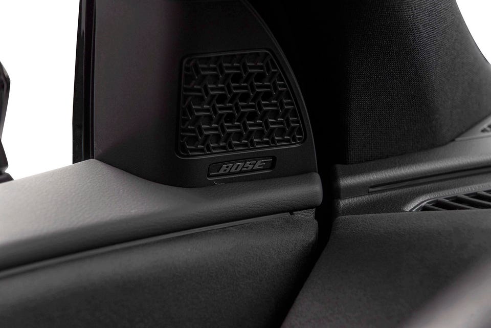 Selvom det ikke er mye hjulstøy å overdøve så kan man uansett nyte premium lyd fra Bose høytallerne!
