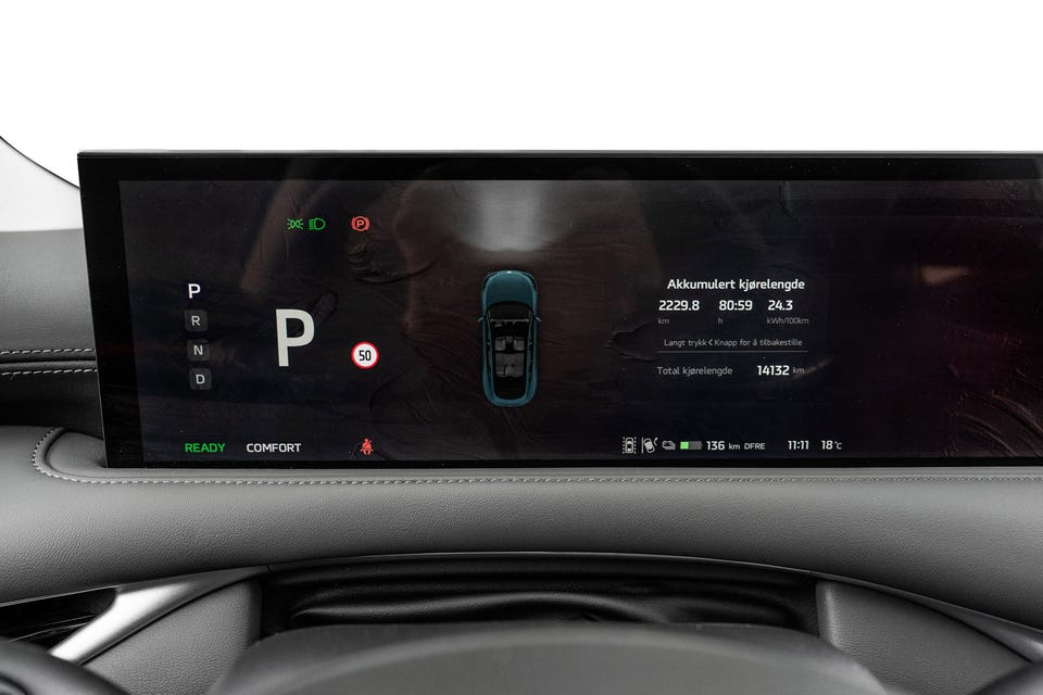 Stor infotainmentskjerm med moderne dashbord og sydd skinn