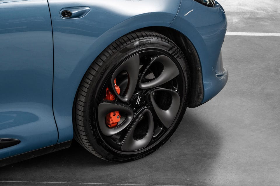 Sportsfelger med orange bremsekalipere og aerodynamisk hjuldesign
