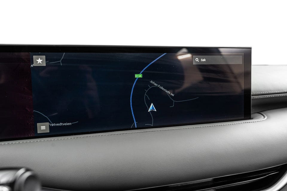 Stor infotainmentskjerm med navigasjon og moderne dashbord