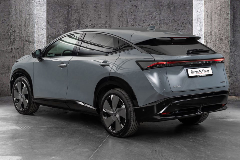 Aerodynamisk coupé-profil, gjennomgående LED-baklys, store aerofelger, slankt grilldesign