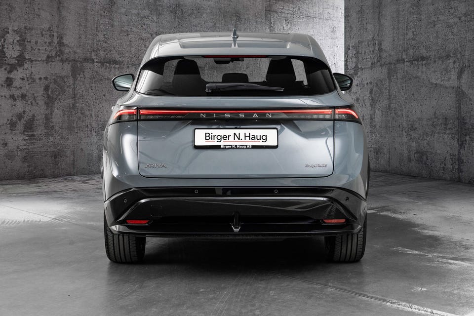 Gjennomgående LED-baklys med rød lysstripe, aerodynamisk diffusor og moderne coupé-silhuett