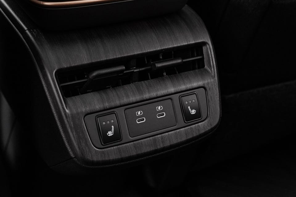 Børstet metallfinish, USB-C ladeporter, setevarme kontroller