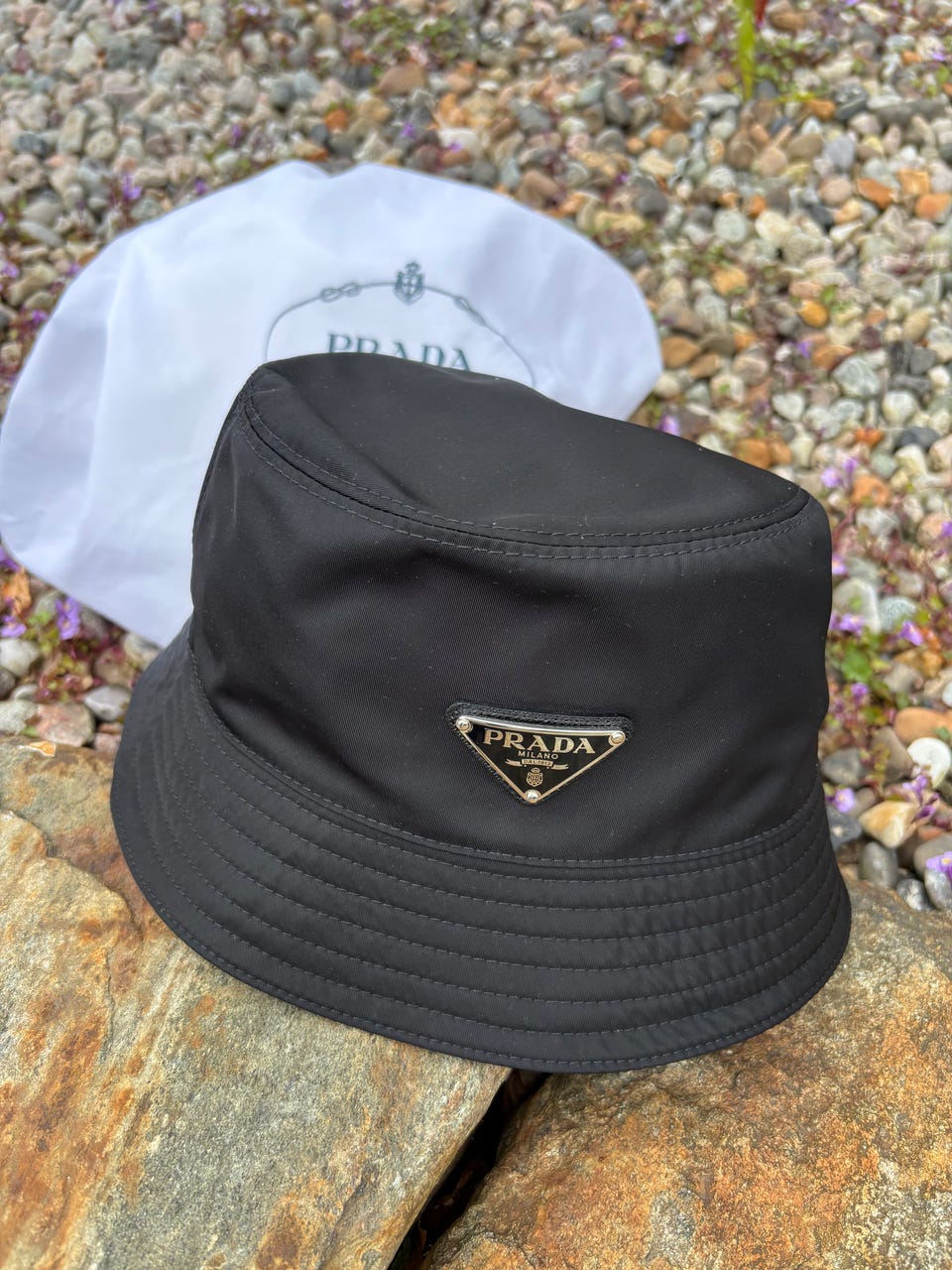 帽子 PRADA Re-Nylon Bucket Hat XXL Prada Black Re-Nylon bucket hat | FINN-torget