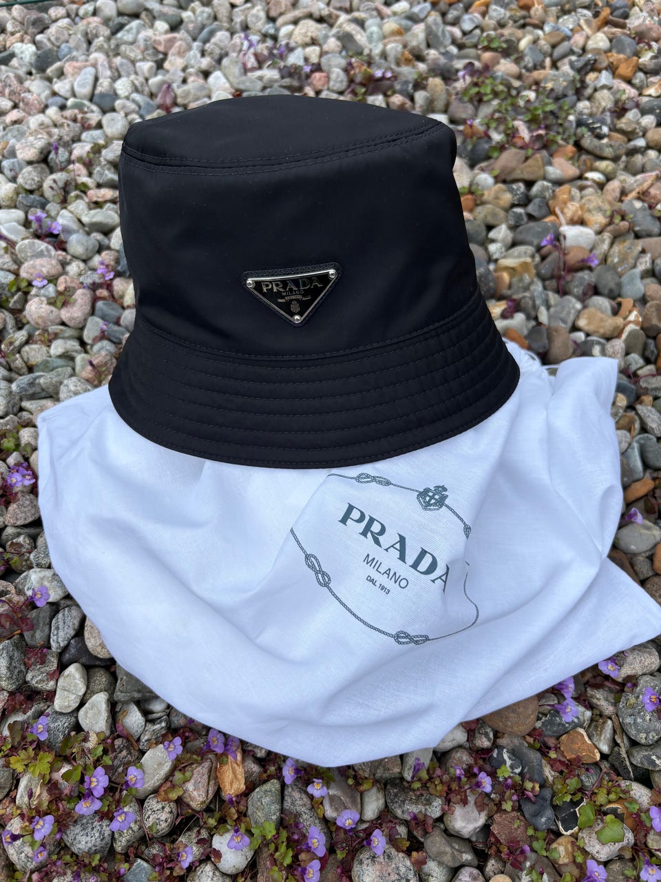 Prada Black Re-Nylon bucket hat | FINN-torget
