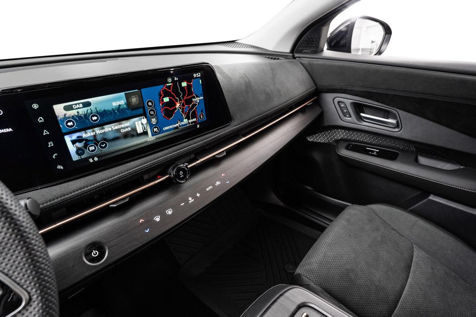 Stort infotainmentskjerm, ambient belysning, premium materialbruk, moderne dashbord