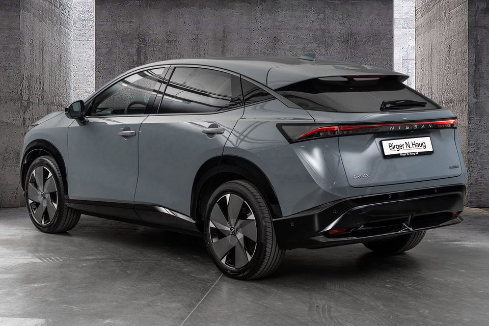 Aerodynamisk coupé-profil, LED-baklys med gjennomgående lysstripe, store aero-felger