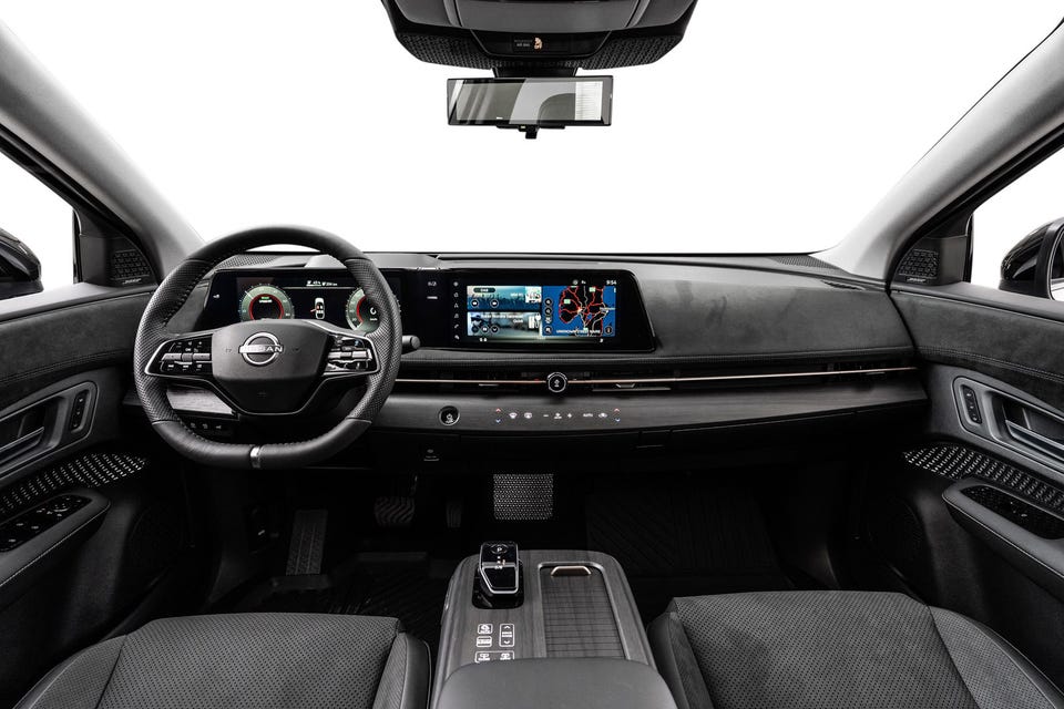 Moderne interiør med dobbel infotainmentskjerm, minimalistisk dashbord og premium tekstilseter