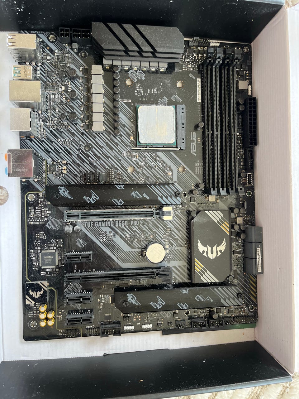 ASUS TUF Gaming B550-Plus hovedkort + AMD Ryzen 5 5600X Prosessor