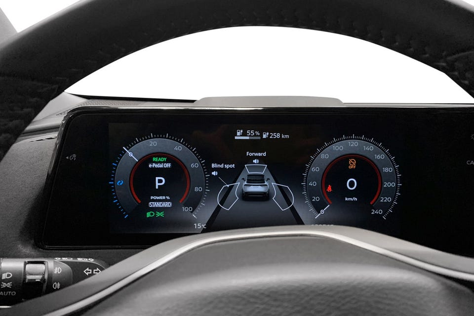 Digitalt instrumentpanel med moderne design og avanserte kjøreassistentsystemer