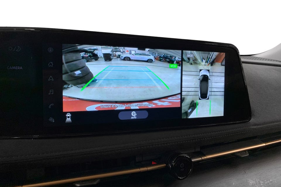 Stor infotainmentskjerm med ryggekamera og 360-graders kamerasystem