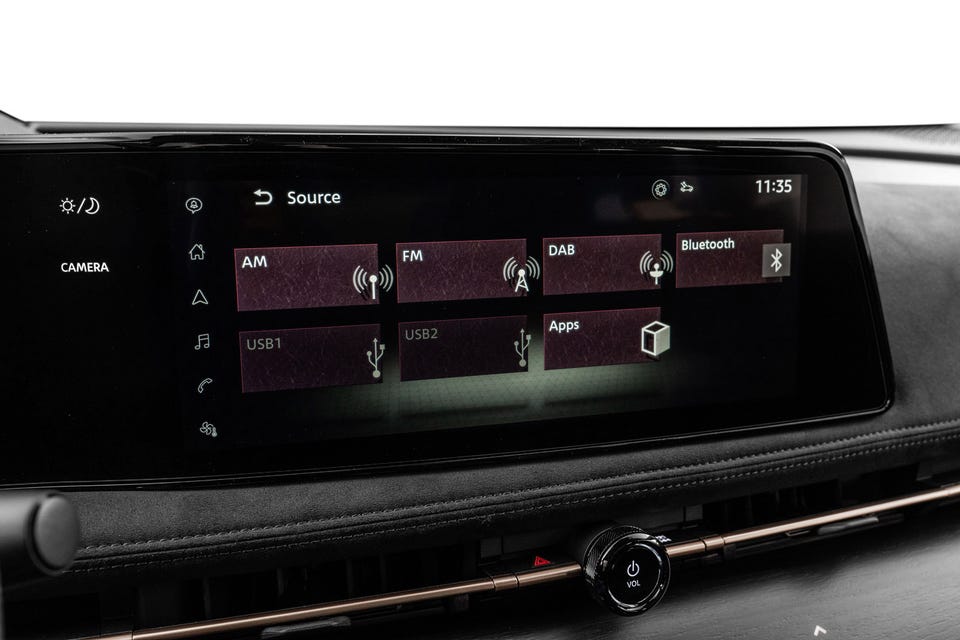 Stor infotainmentskjerm med moderne grensesnitt og premium dashborddetaljer