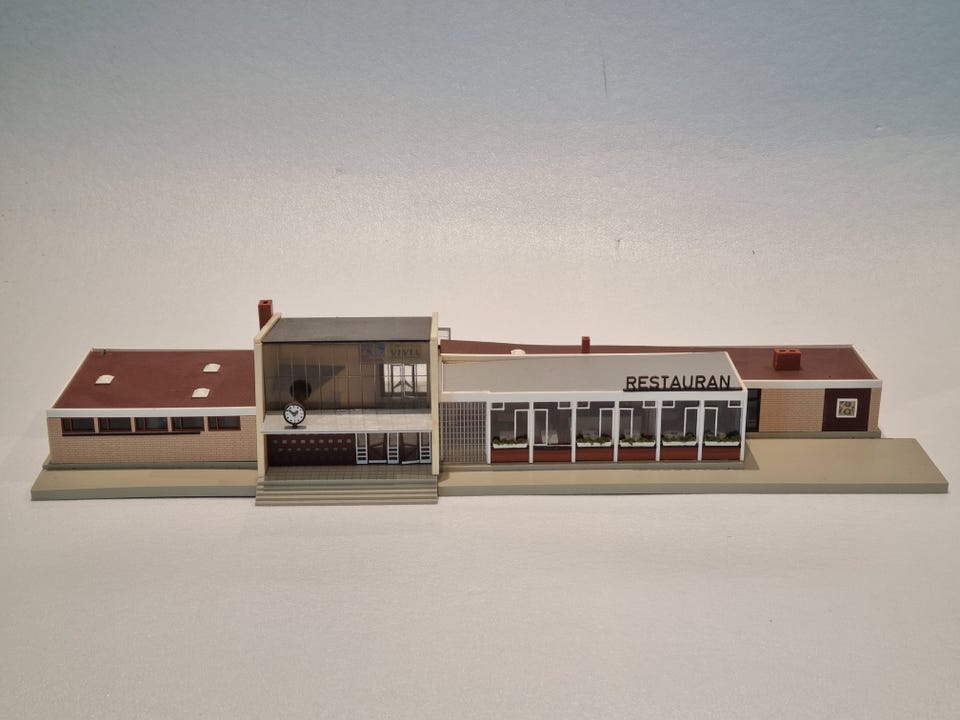 Faller B-111 Neustadt stasjon med restaurant – H0 (1:87) med