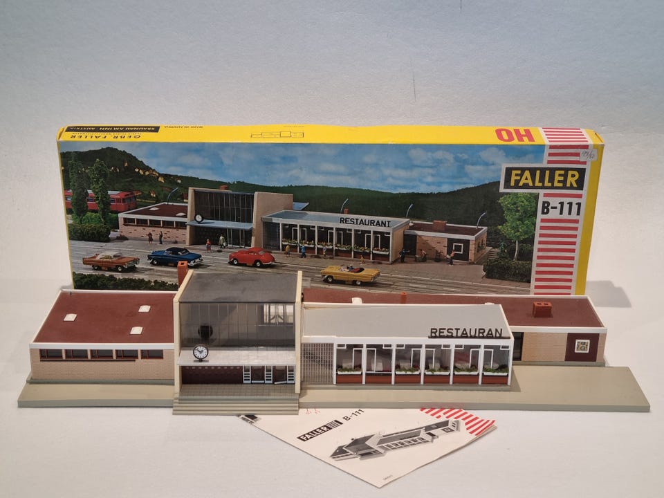 FALLER B-111 Bahnhof Neustadt 未組み立て Faller B-111 Neustadt stasjon med restaurant – H0 (1:87) med