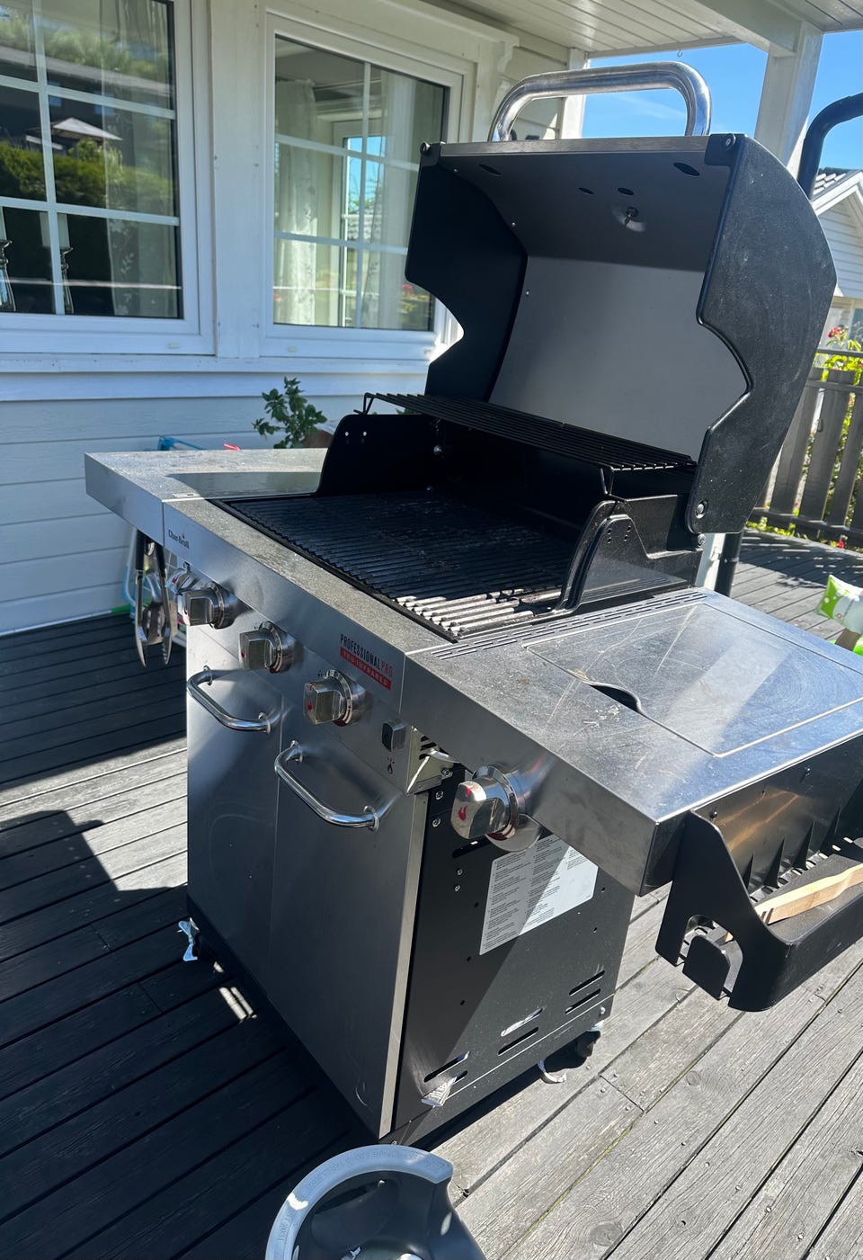 Char-Broil MasterFlame ガスグリル Char-Broil gassgrill med sidebrenner i stål | FINN-torget