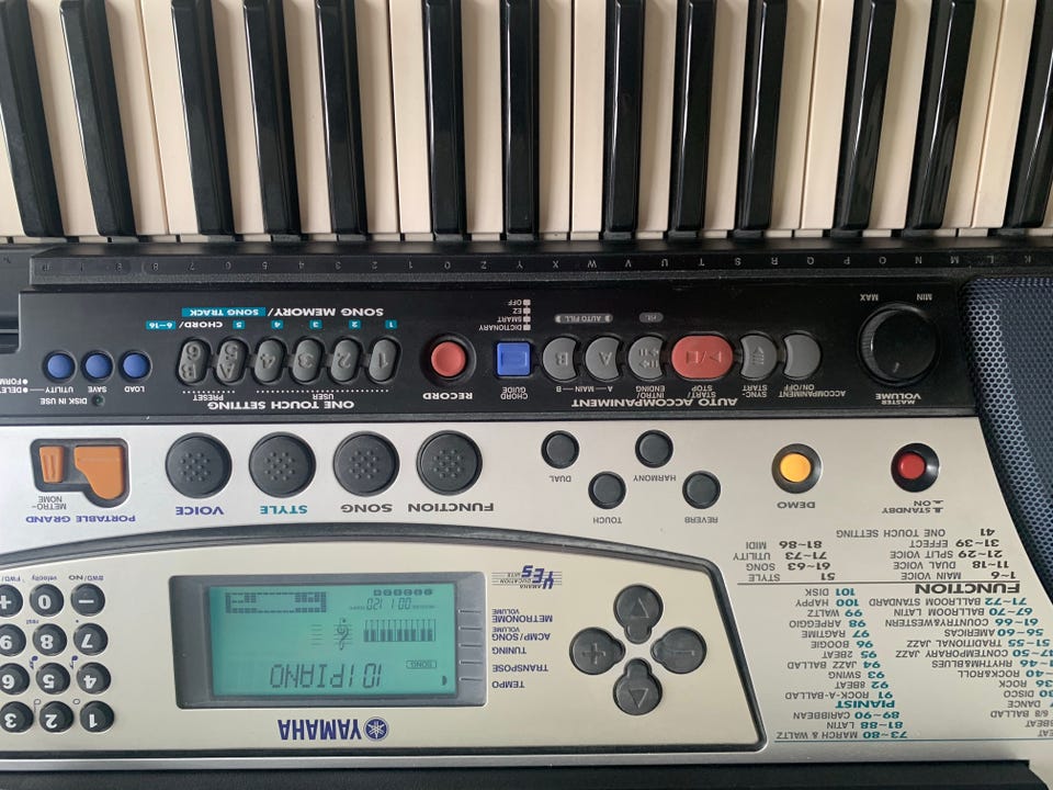 Yamaha PSR-340 keyboard med stativ | FINN-torget