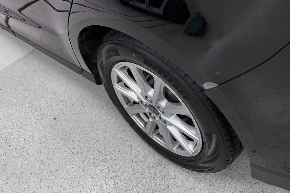 Sølvfargede dobbeltekte aluminiumsfelger med Ford-navkapsler og Westlake-dekk