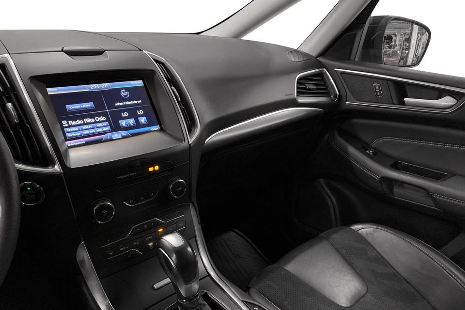 Skinnseter, stor infotainmentskjerm, kromdetaljer på dashbord, automatgir