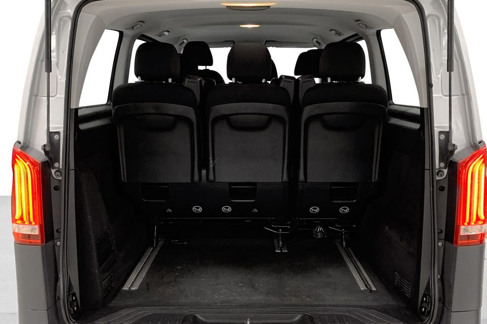 Enormt bagasjerom selv med 9 personer i bilen.