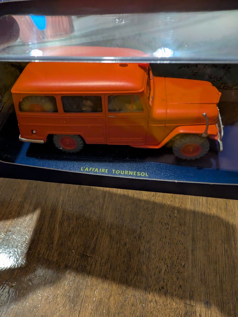 Tintin Willys-Overland Jeep Station Wagon modellbil oransje | FINN