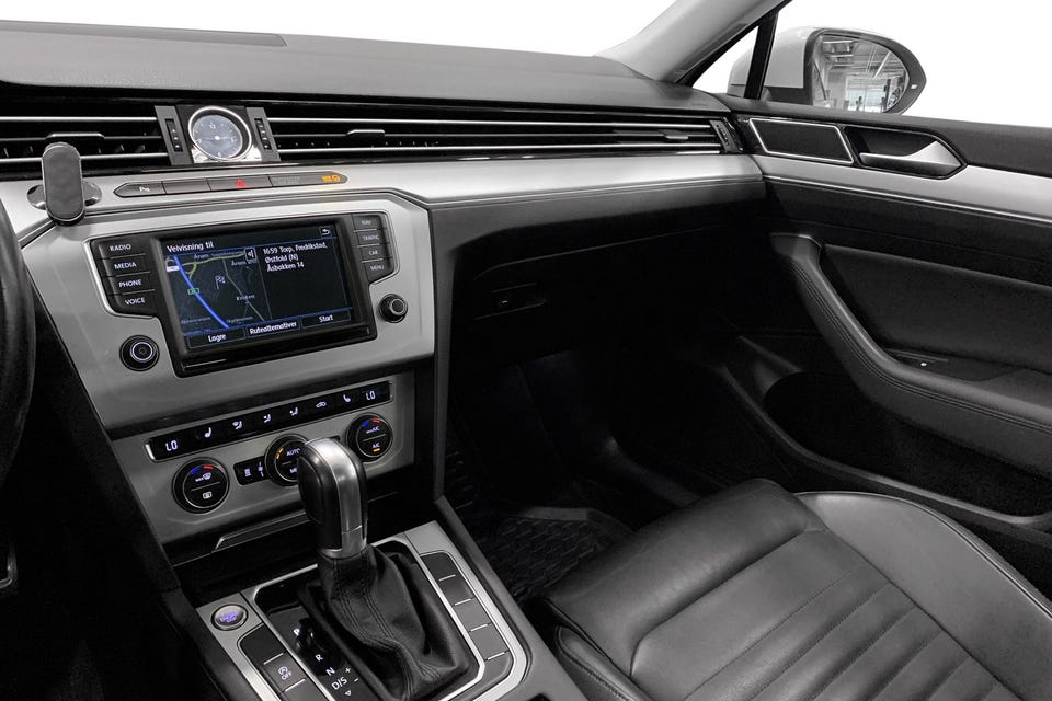 Navigasjon, ryggekamera, DAB, Bluetooth, USB++