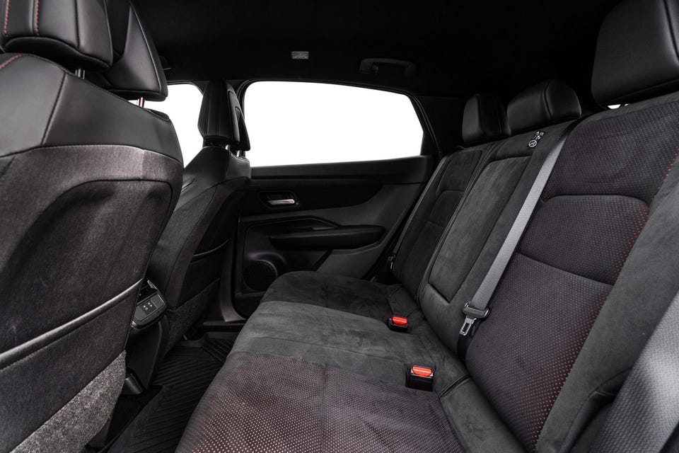 Bak finner man ISOfix, midtarmlene, koppholdere og USB tilgang