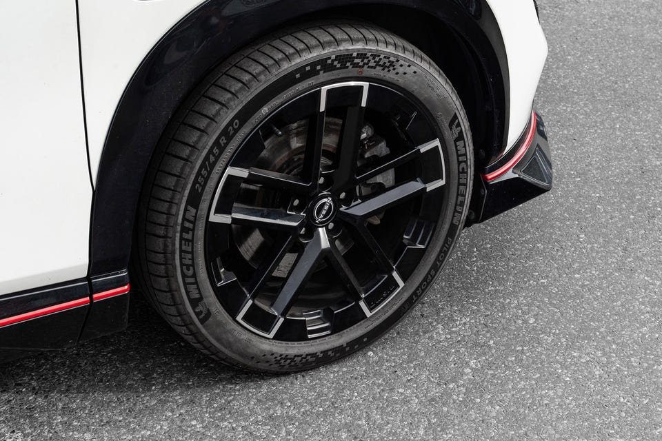 Enkei-felger med Michelin Pilot Sport EV-dekk.