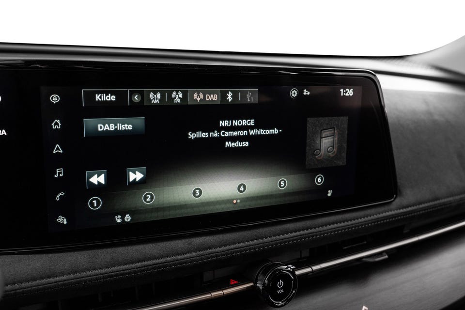 Benytt deg av Bluetooth, DAB eller radio for musikkavspilling