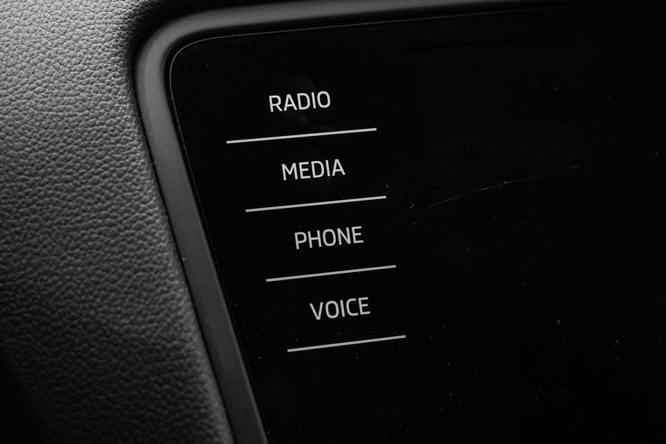 Lette knapper for medie-streaming, lytte til radio og flere andre funksjoner