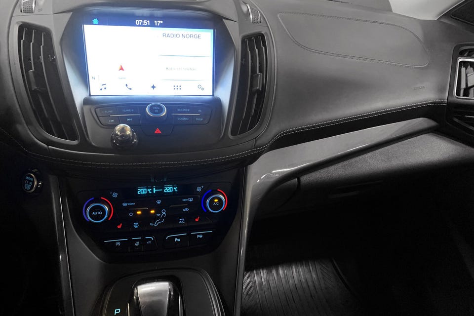 Touchskjerm med SYNC-infotainment, tosonet klimakontroll med blå belysning og automatgir