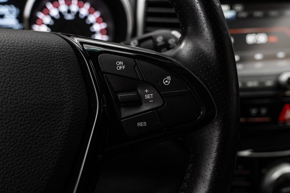 Her er det enkle knapper for cruise-control og oppvarming av ratt