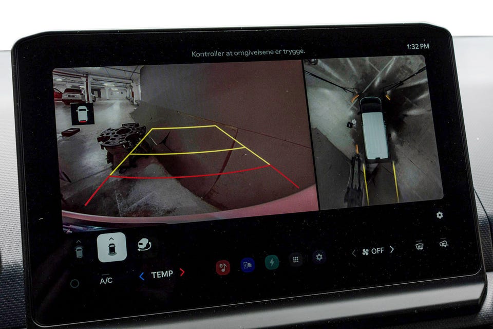 Stor infotainmentskjerm med ryggekamera og 360°-visning med parkeringslinjer