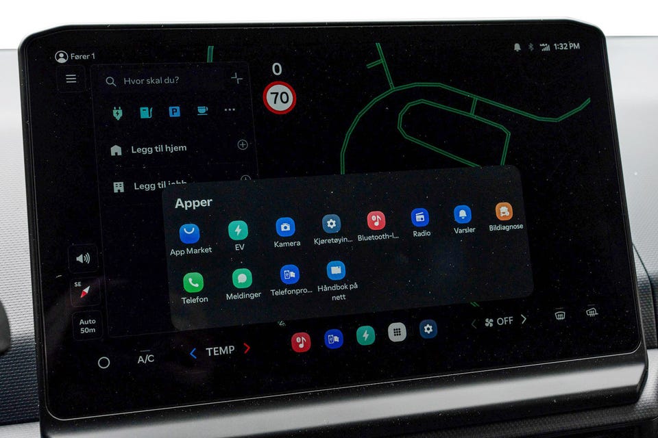 Stor touchskjerm med Android-basert infotainment og innebygd navigasjon