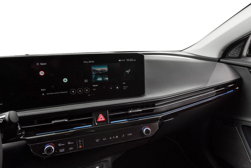 Bred infotainmentskjerm, blå ambient lys og teksturert dashbord med premium finish