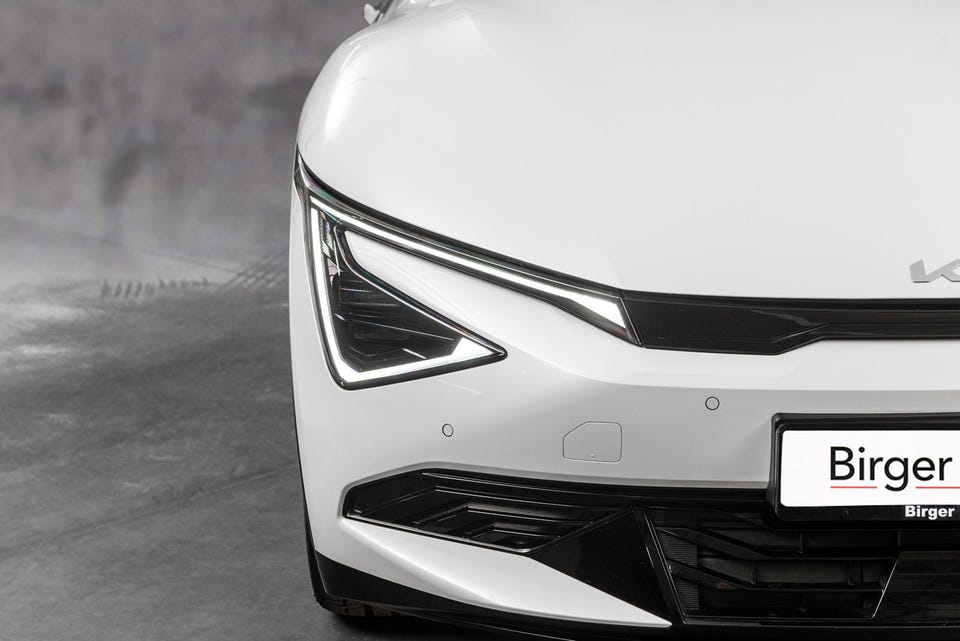 Karakteristiske LED-dagslys med spiss geometrisk form og lukket frontparti med aerodynamiske svarte detaljer