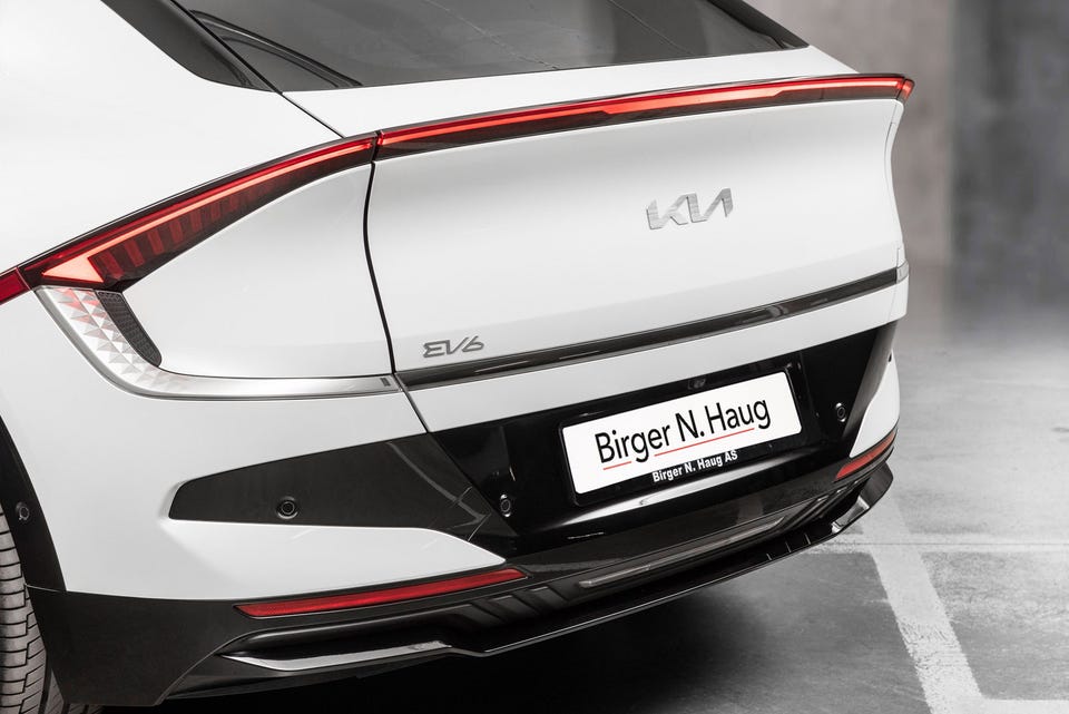 Smal LED-baklykter, integrert spoiler og aerodynamisk diffuser