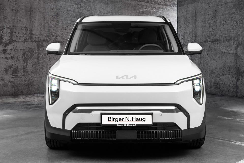 Markante LED-lykter, lukket front uten grill og aerodynamisk bumper