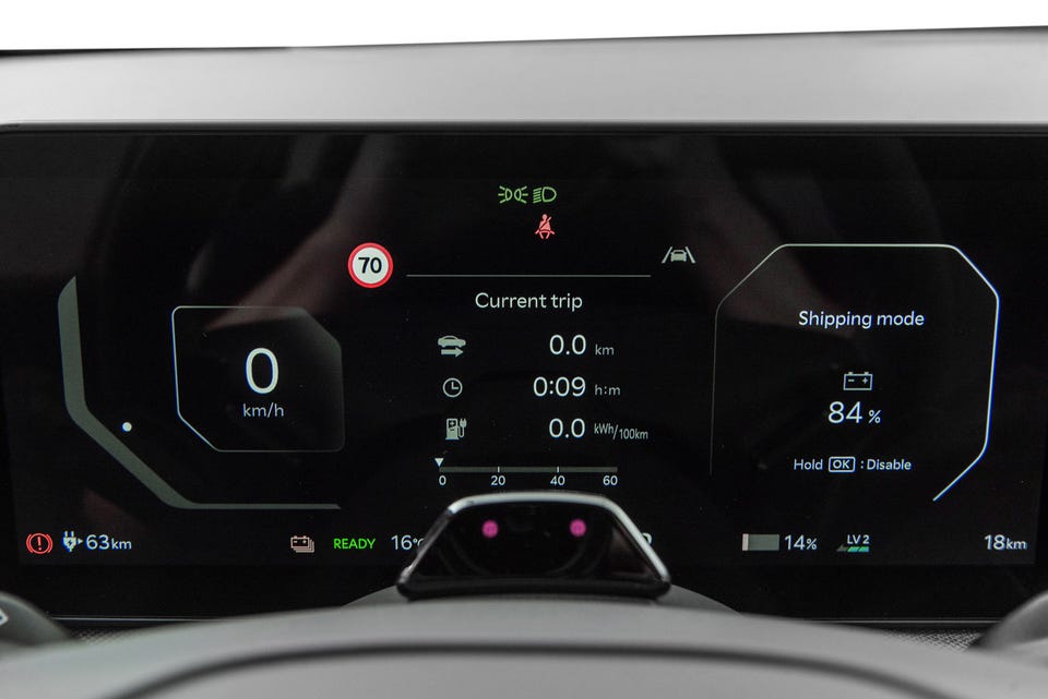 Digitalt instrumentpanel med bredt curved display
