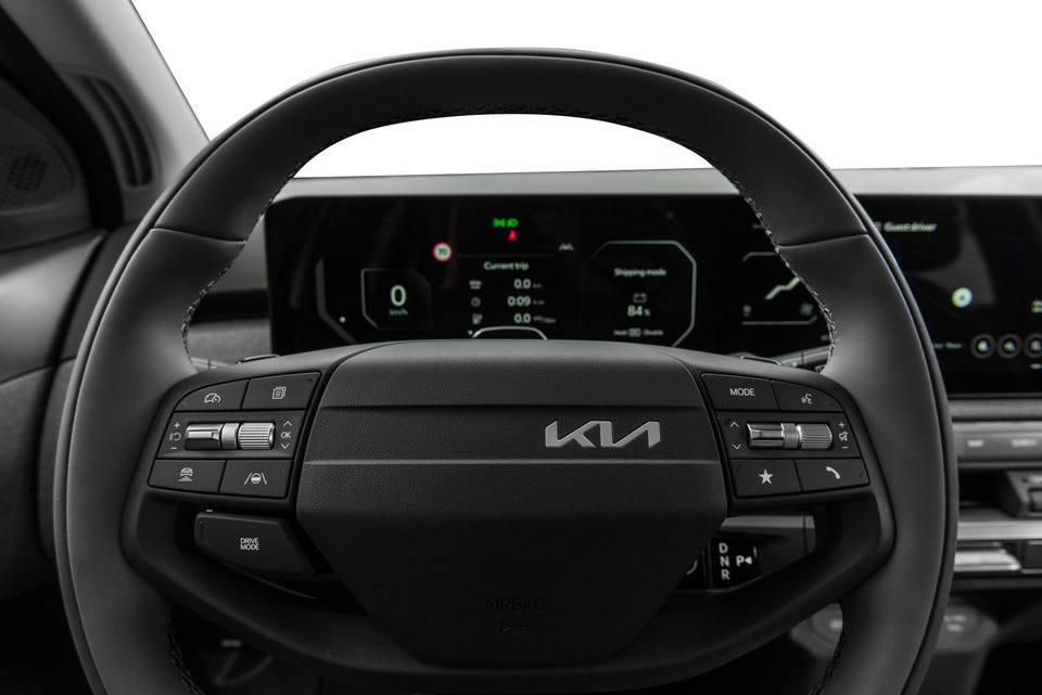 Flat-bottom sportsratt med integrerte kontroller og digitalt instrumentpanel