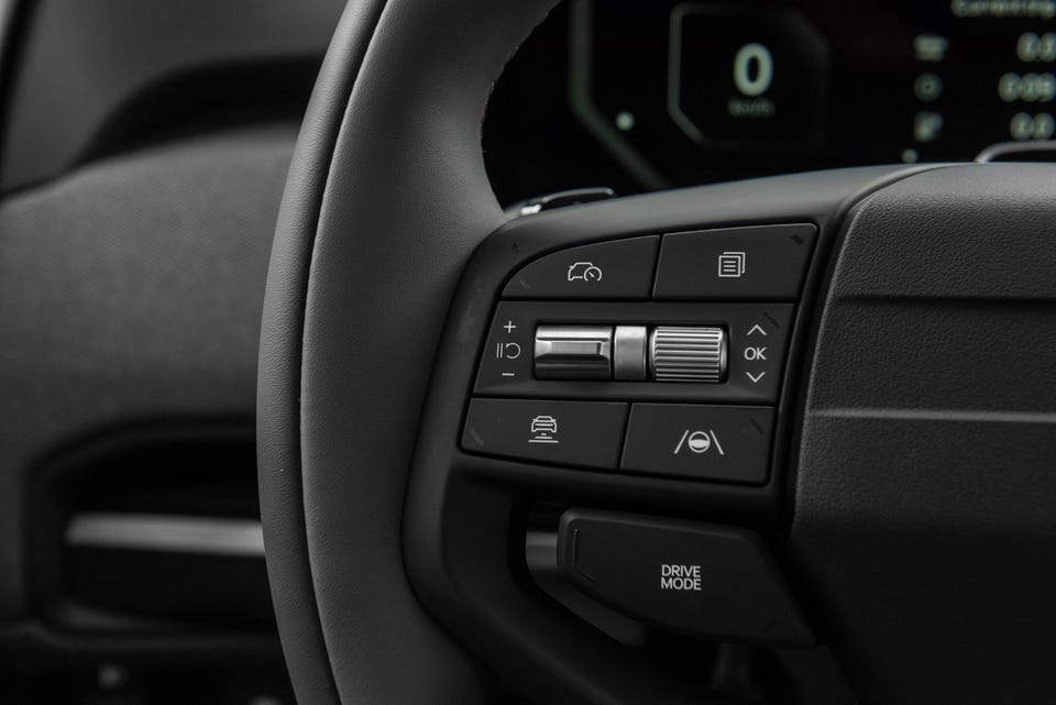 Multifunksjonsratt med drive mode-knapp og avanserte kjøreassistantkontroller