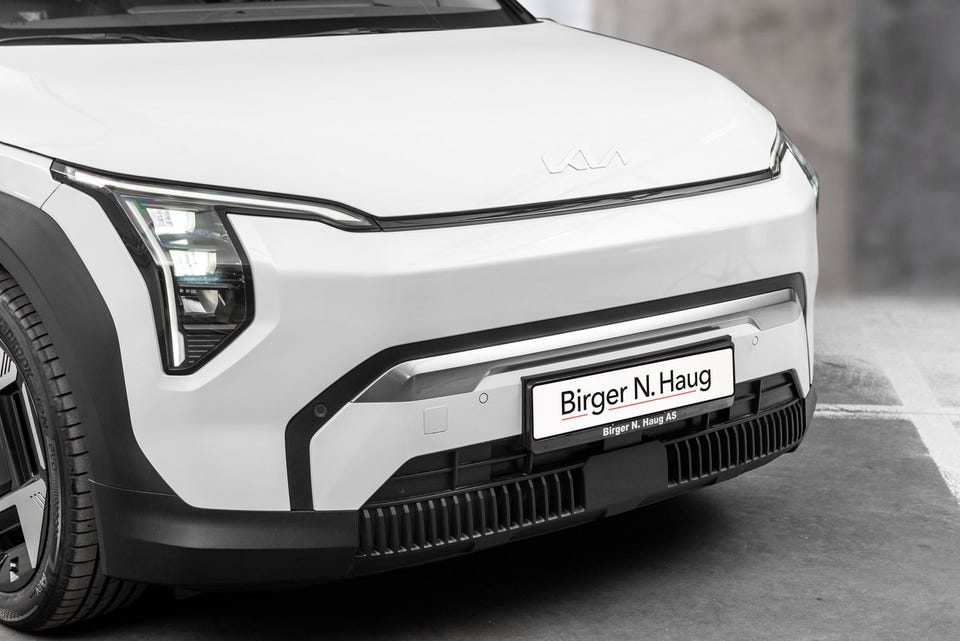Lukket front uten grill, skarpe LED-lykter