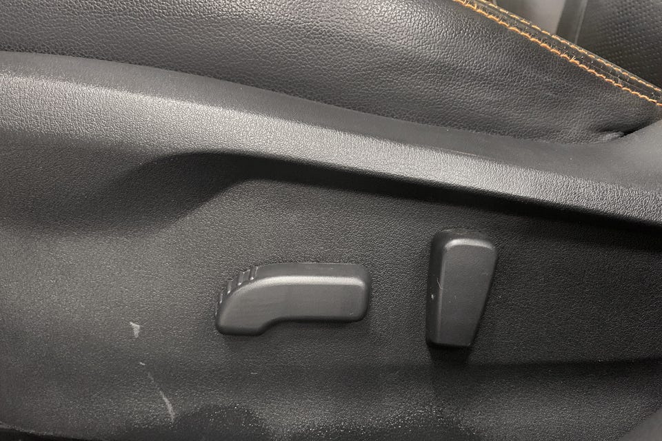 El. justerbare førersete. Bilen har skinnseter!